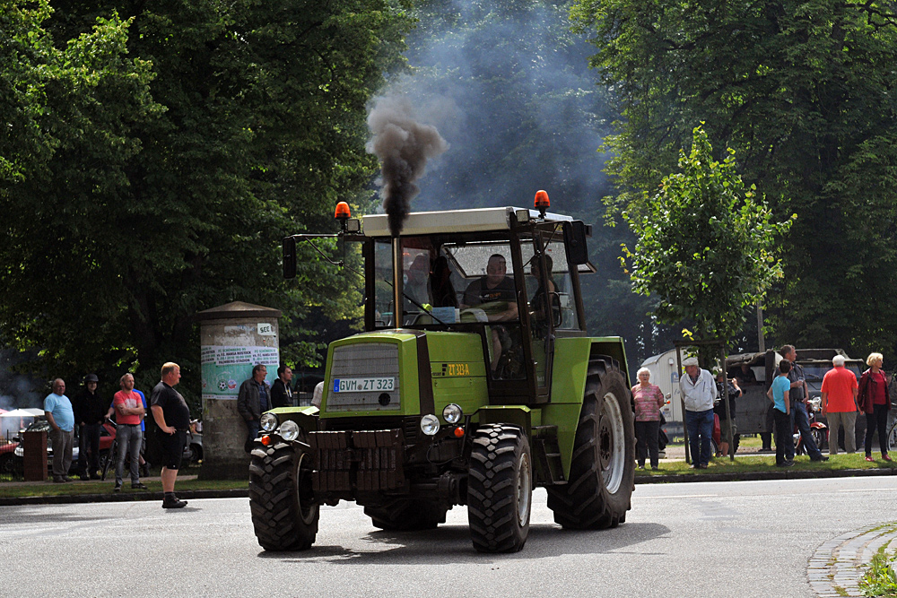 1. Schönberger Oldtimertreffen: Fortschritt ZT 323 – Qualm