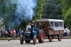 1. Schönberger Oldtimertreffen: Lanz NWM HL 39 kommt um die Kurve