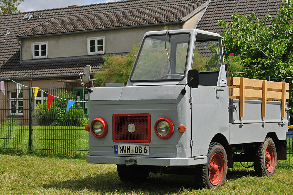 1. Schönberger Oldtimertreffen: Multicar mit roten Kulleraugen