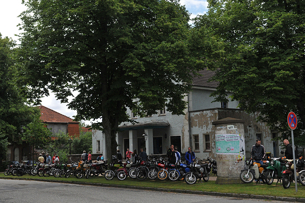 1. Schönberger Oldtimertreffen: Zweiräder vorm Kino