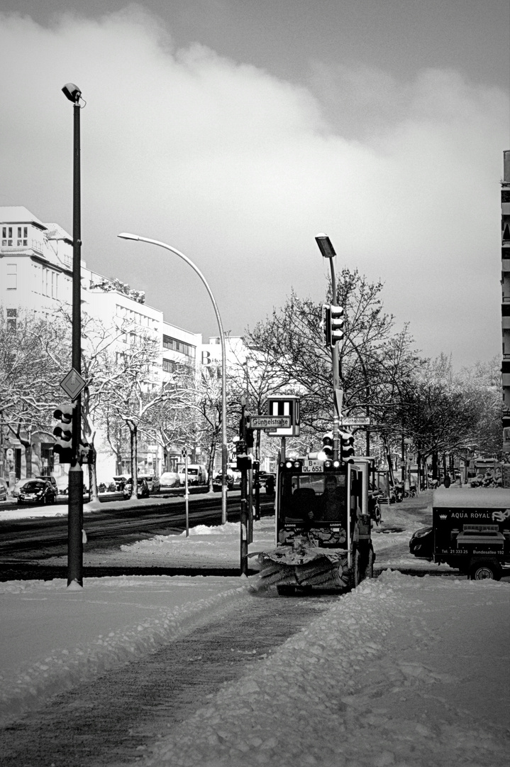 (1) Straßenpflege - Kreuzung Güntzelstraße/Bundesallee, Berlin (West)