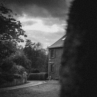 (1) "Welche Erinnerungen warten in diesem Haus auf mich?"