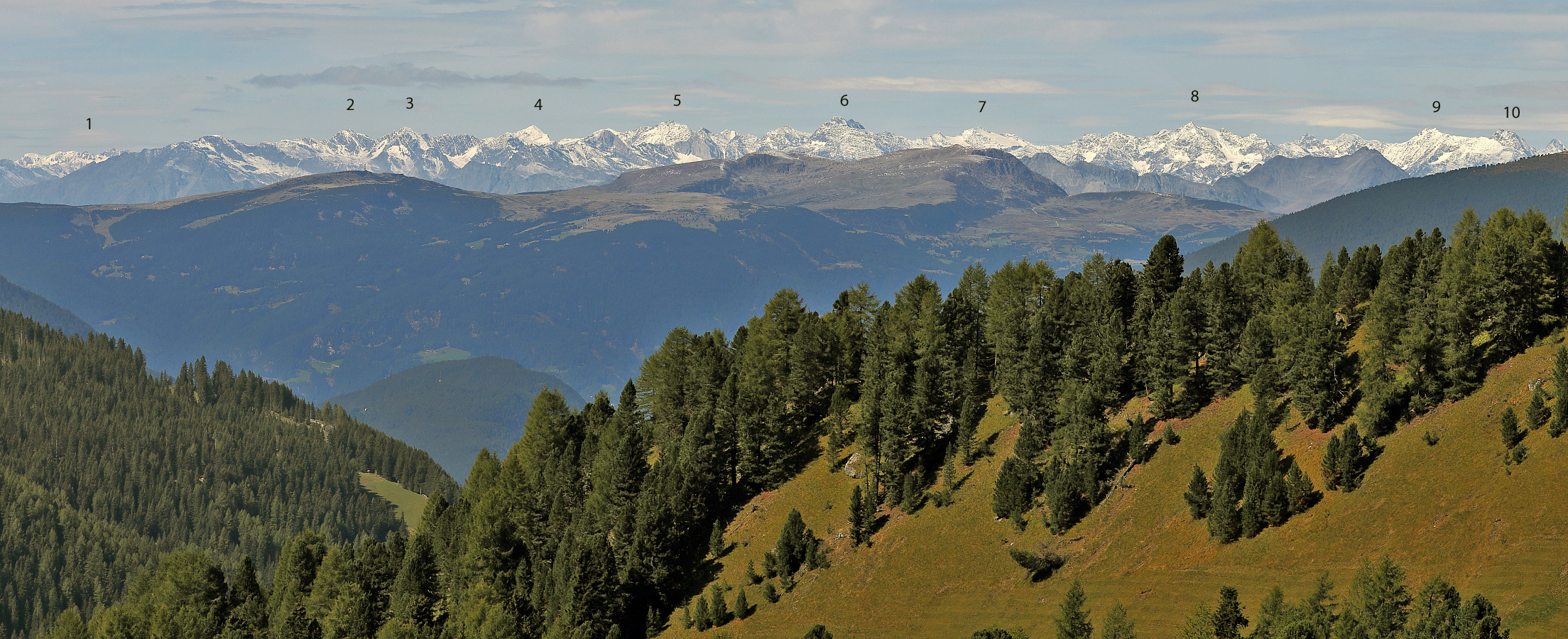 10 beschriftete Alpengipfel in 60-85 km Entfernung vom Grödnertal...