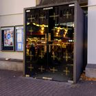 (10) Essen: City: Karussell-Spiegelung an der Kirchentür