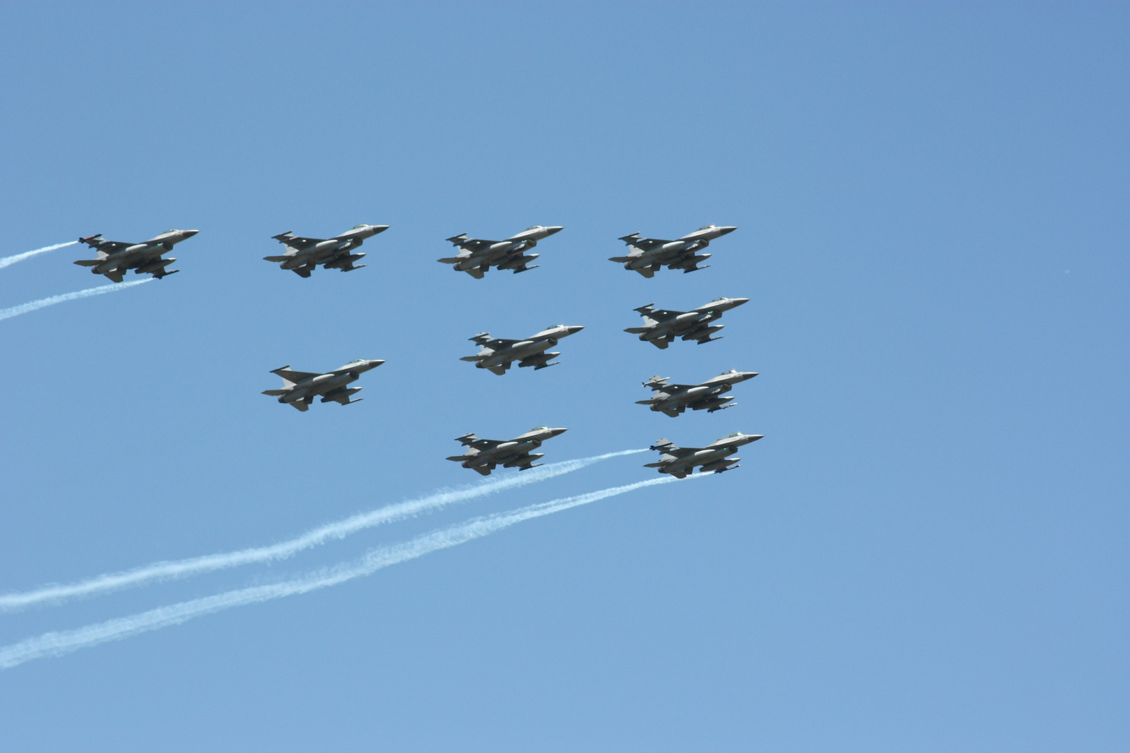10 F-16 in Formation