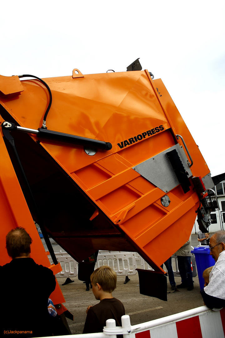 10 Jahre Zentraler Betriebshof Gladbeck (ZBG) - Blick in einen Müllwagen