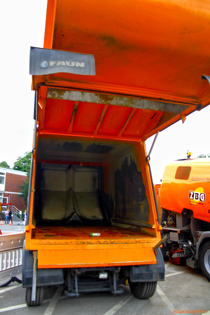 10 Jahre Zentraler Betriebshof Gladbeck (ZBG) - Blick in einen Müllwagen