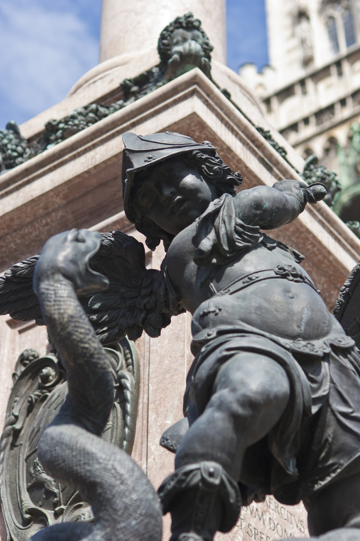 10 - Mariensäule in München, Bronzeputte mit Schwert