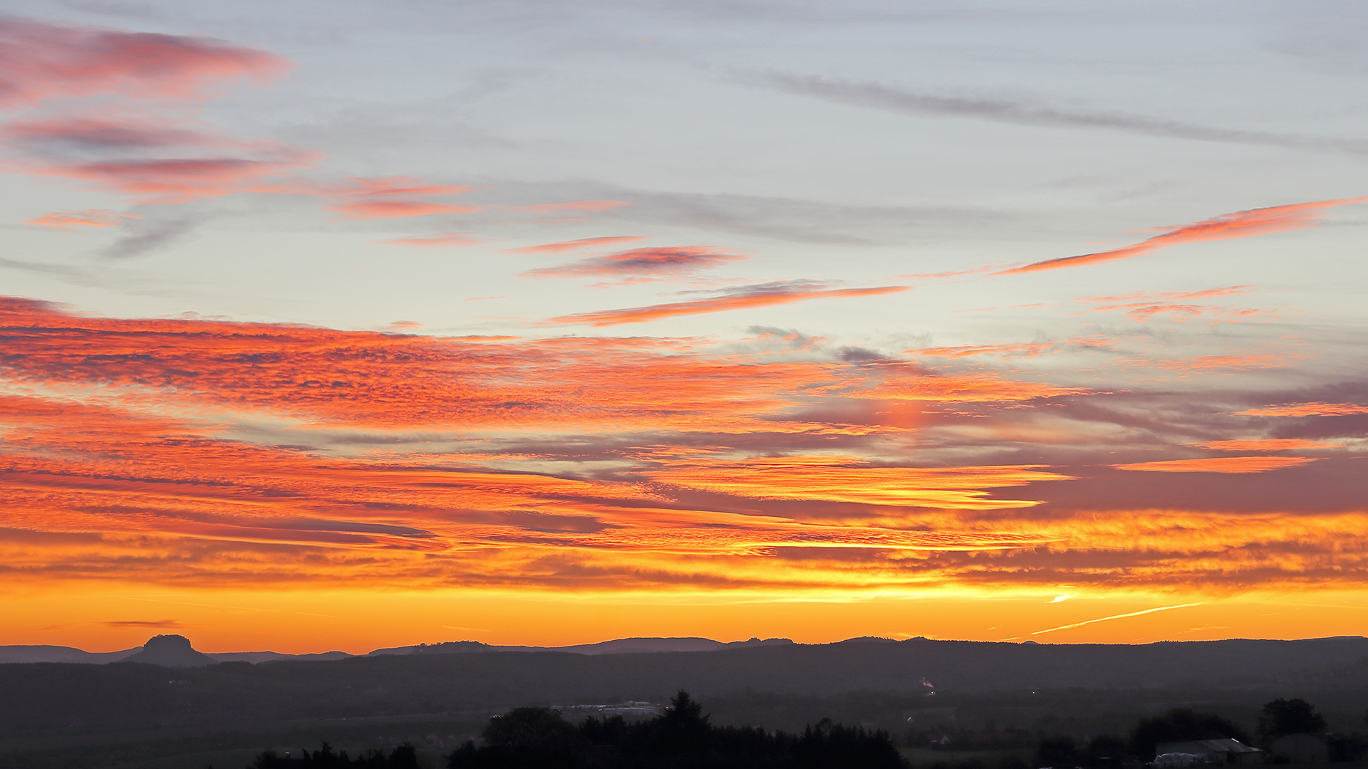 10 Minuten nach dem Bild mit der Fahne, hatte es sich am Himmel verteilt...