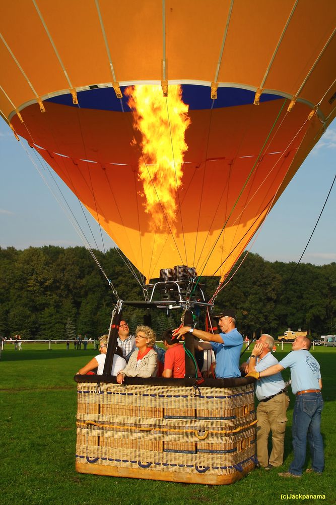 10. Montgolfiade auf dem Startgelände des Forellenhofs „Gestüt Wolter“ in Borken-Gemen (2)