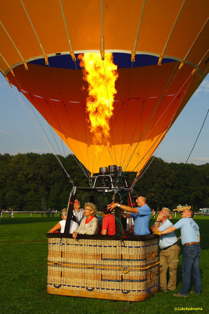 10. Montgolfiade auf dem Startgelände des Forellenhofs „Gestüt Wolter“ in Borken-Gemen (2)