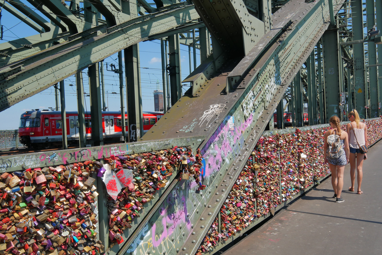 100 000 Liebesschlösser in Köln , Hohenzollernbrücke Juli 2016