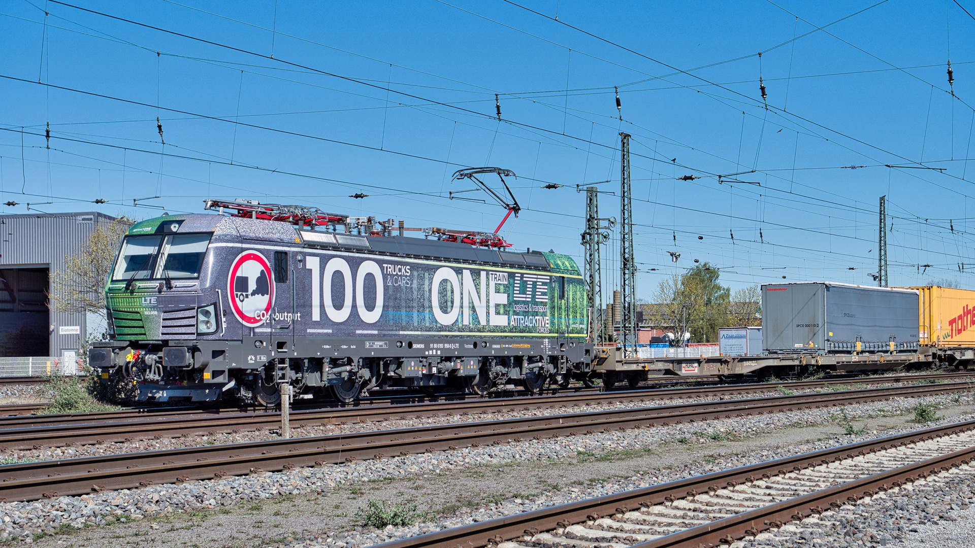 100 Trucks - one Train