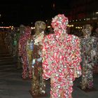 1000 lebensgroße Müllmänner auf dem Roncalliplatz, Köln - Abend