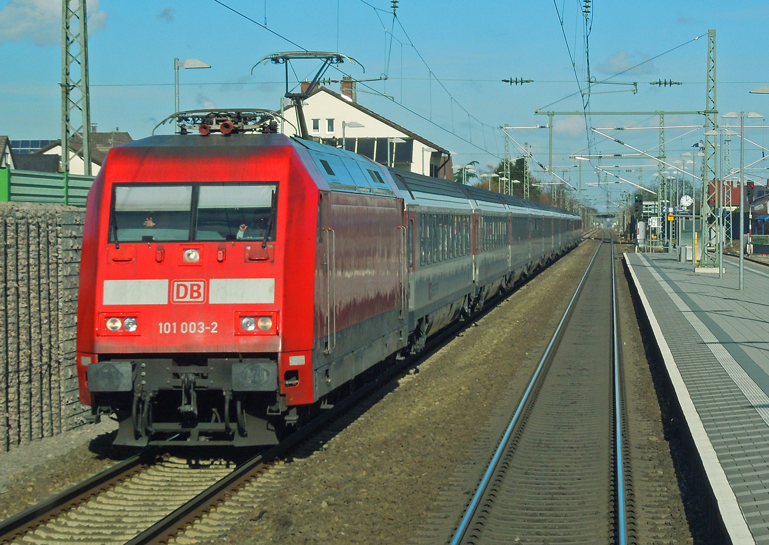 101 003-2 mit EC 9 in Ötigheim