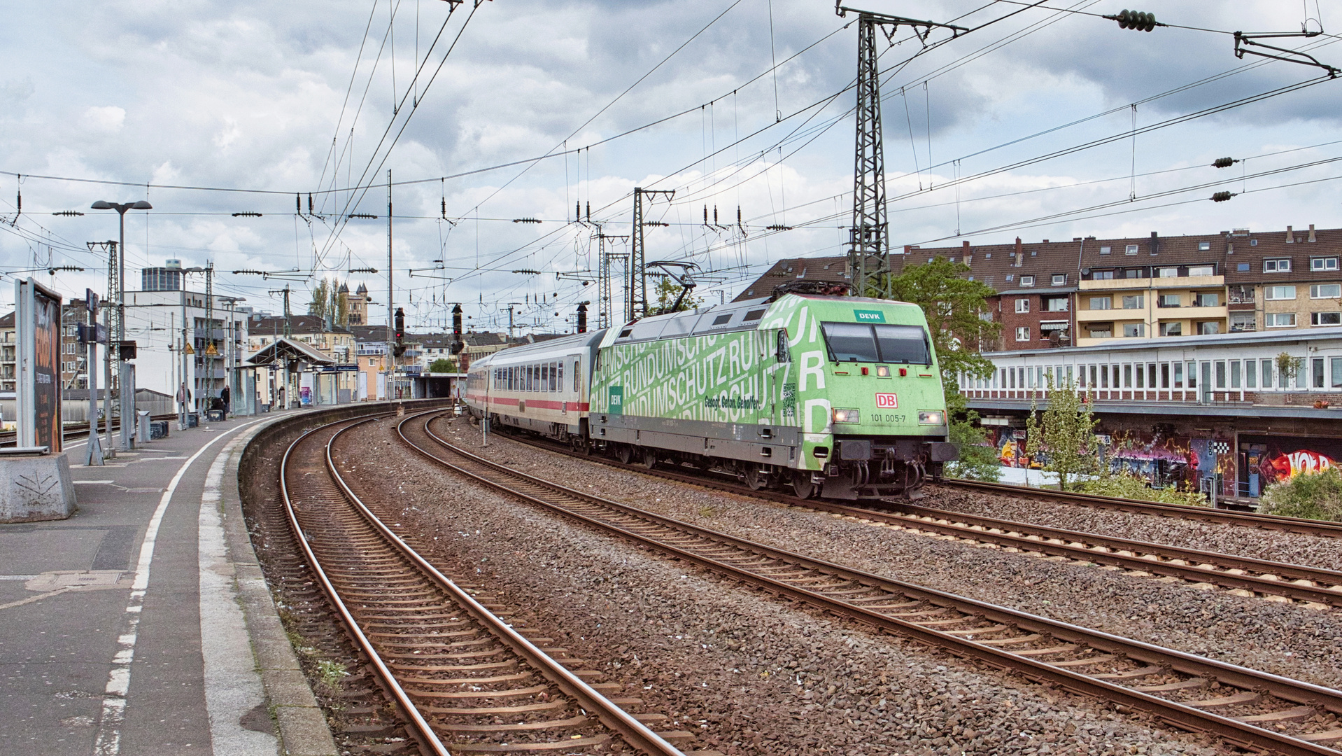 101 005 bei der S-Bahnstation Düsseldorf-Volksgarten