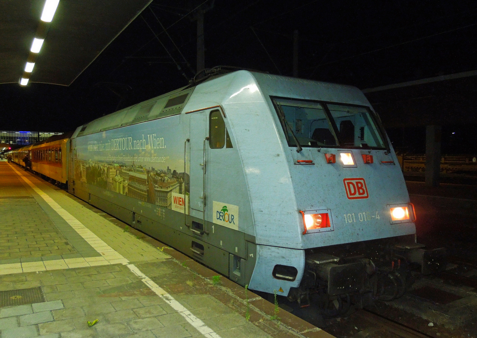 101 016-4 mit CNL 459 in Heidelberg