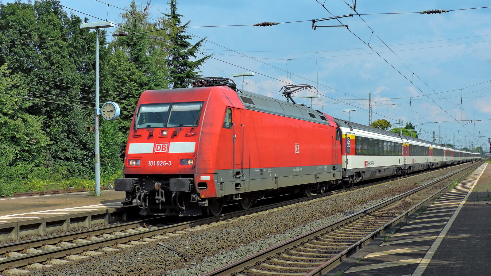 101 026-3 mit Wagen der SBB in Richtung Mainz