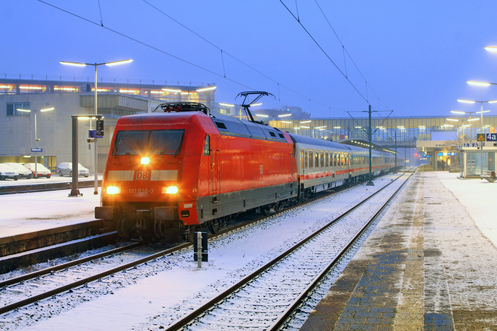 101 026 mit Intercity im winterlichen Heidelberg