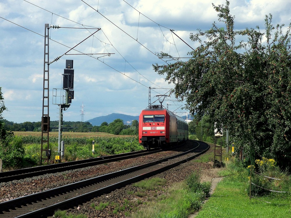 101 027 mit einem IC bei Wiesloch-Walldorf