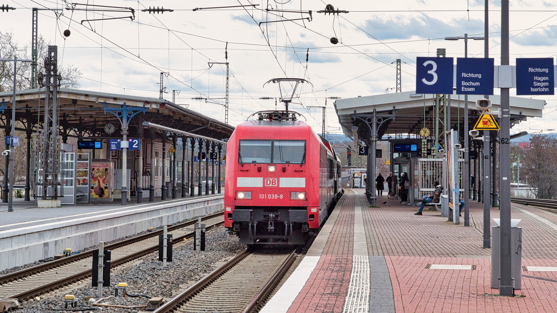 101 038 im Wittener Hauptbahnhof