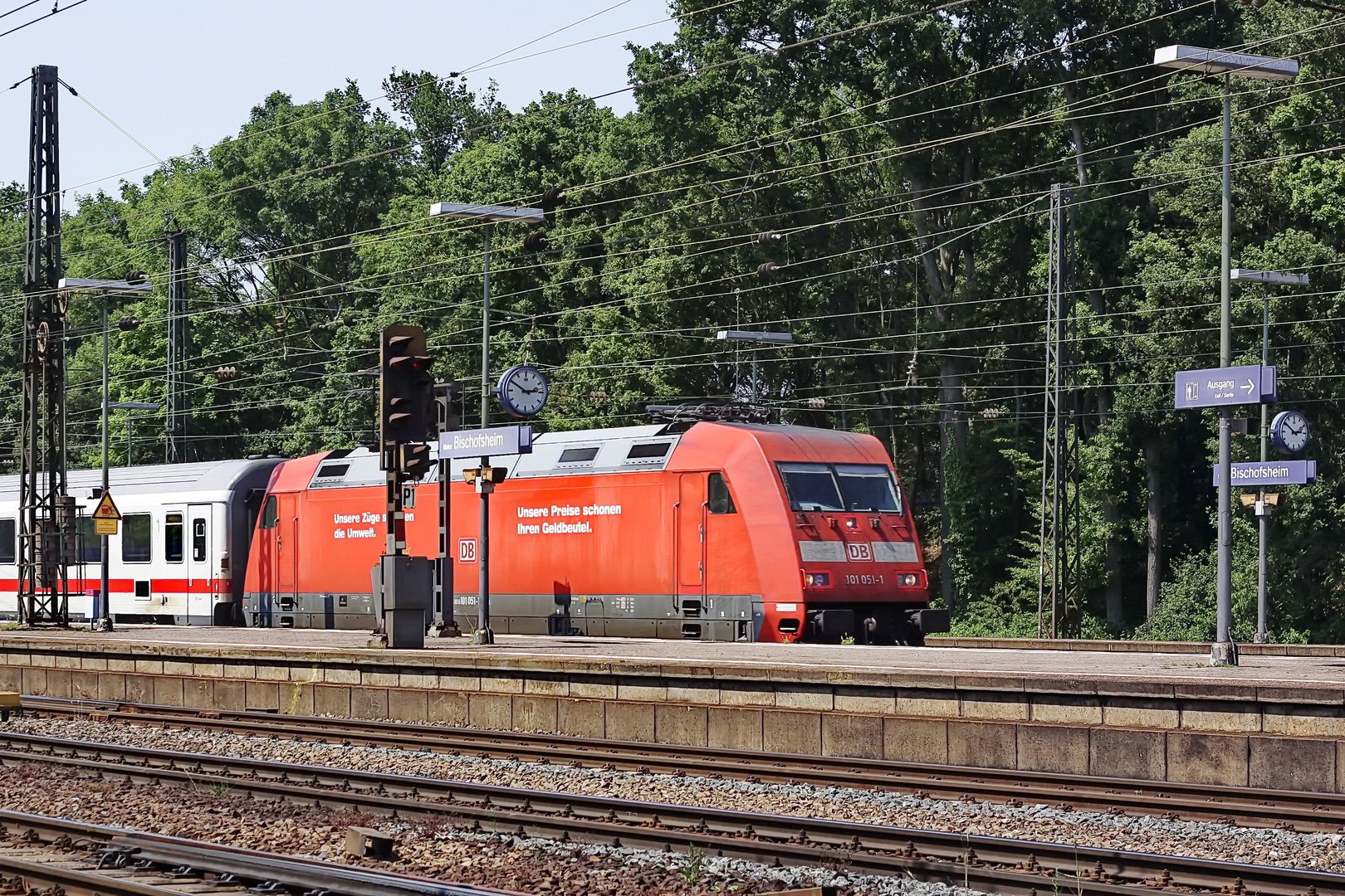 101 051-1 DB durchfährt den Bahnhof Mainz-Bischofsheim