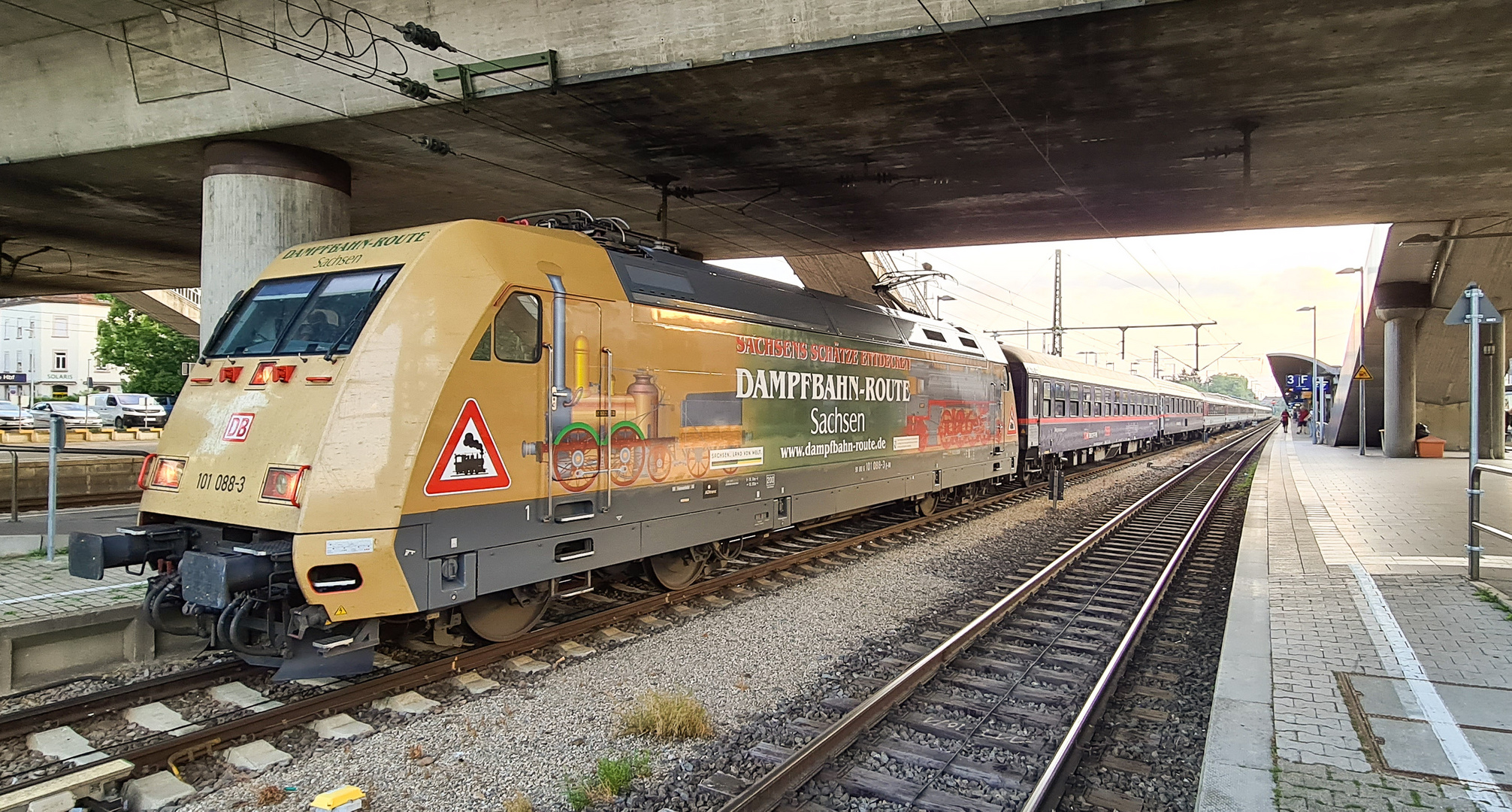 101 088-3 mit Nightjet 403 in Freiburg Hbf