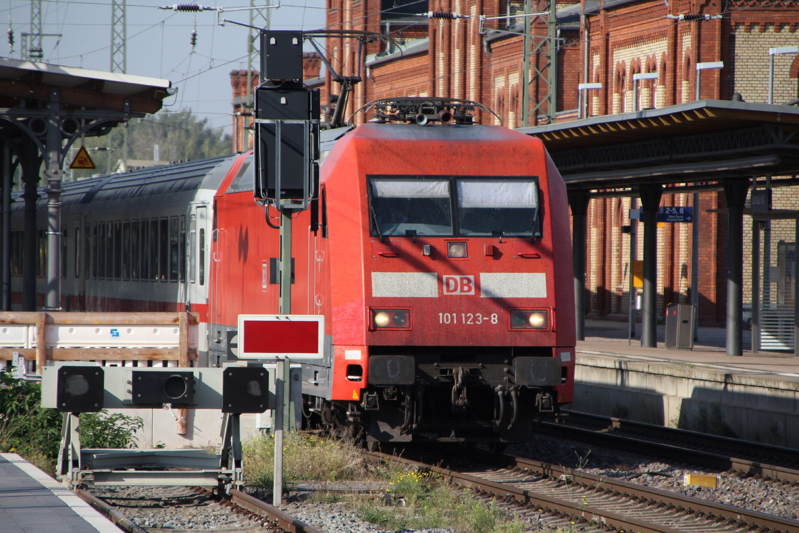 101 123 vor IC in Stendal Hbf