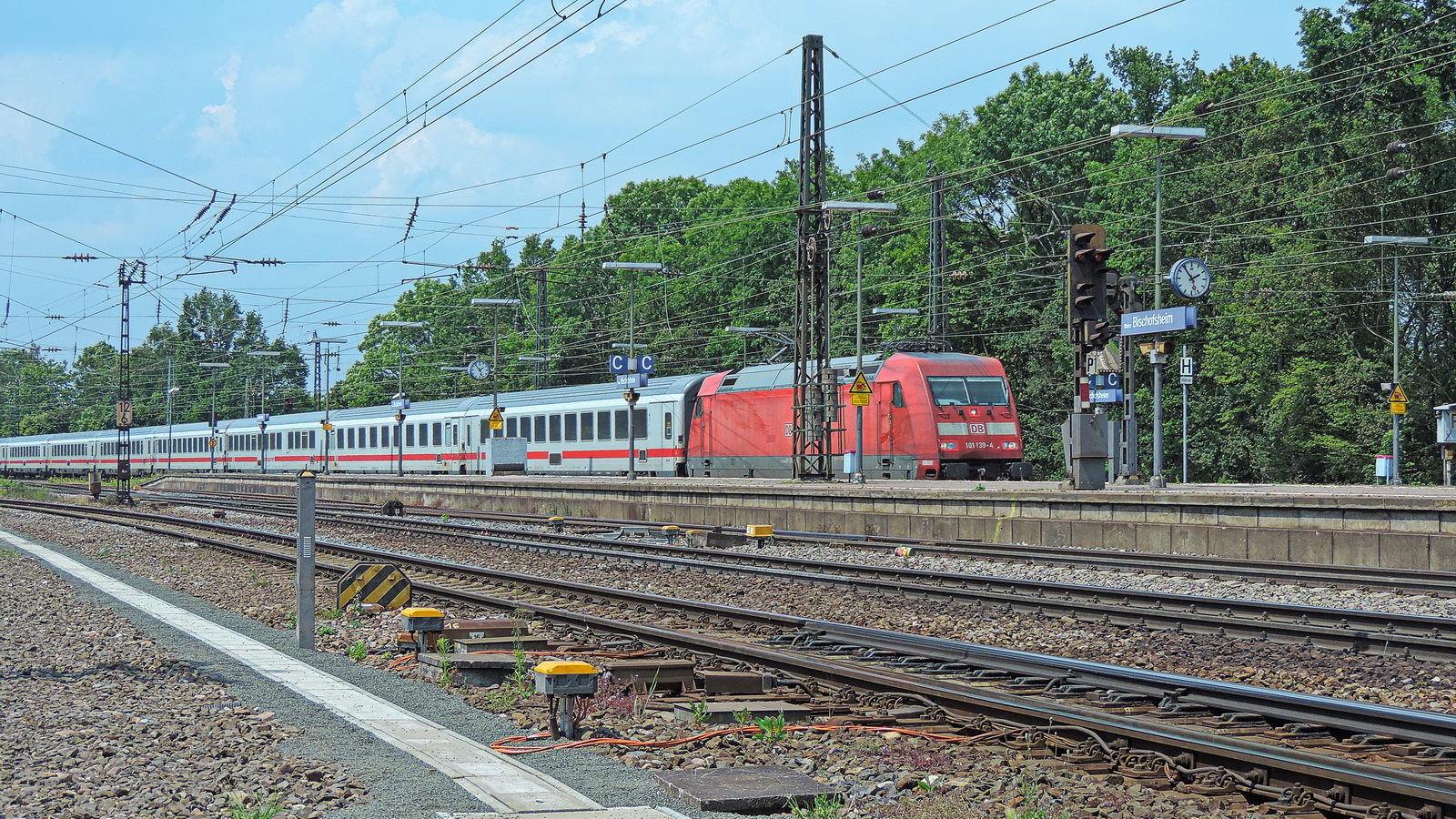 101 139-4 bei der Durchfahrt des Bahnhofs Mainz-Bischofsheim
