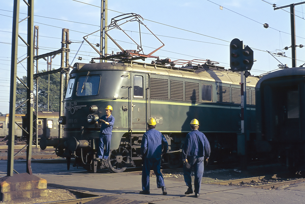 1018.01 rangiert in Linz 1975