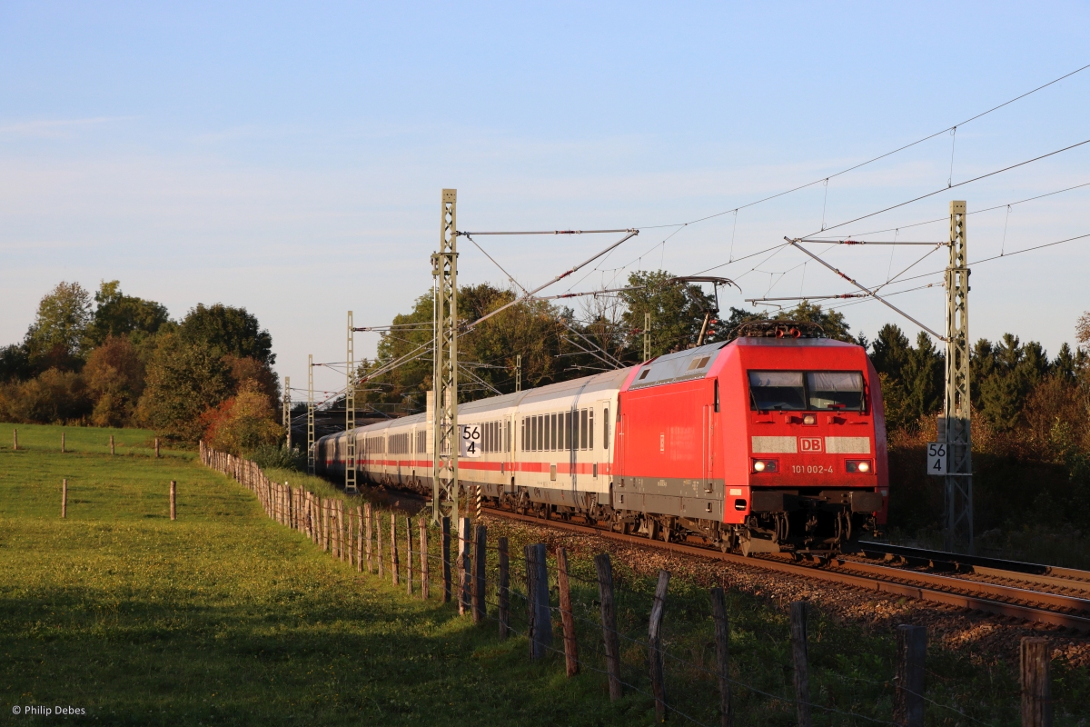 101er strahlend mit Intercity am Abend