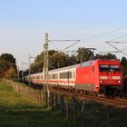 101er strahlend mit Intercity am Abend