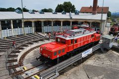 1020 018 (E 94 001) in Freilassing auf der Drehscheibe