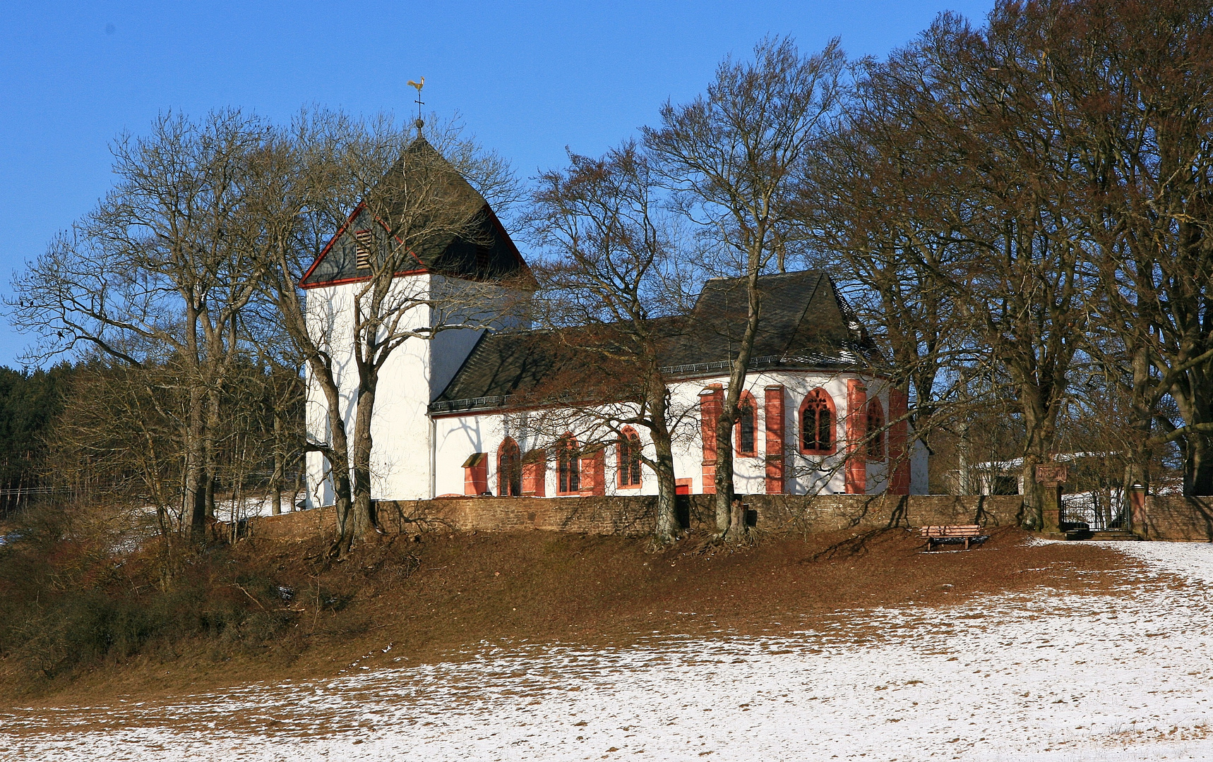 10210 Winter an der alten Kirche