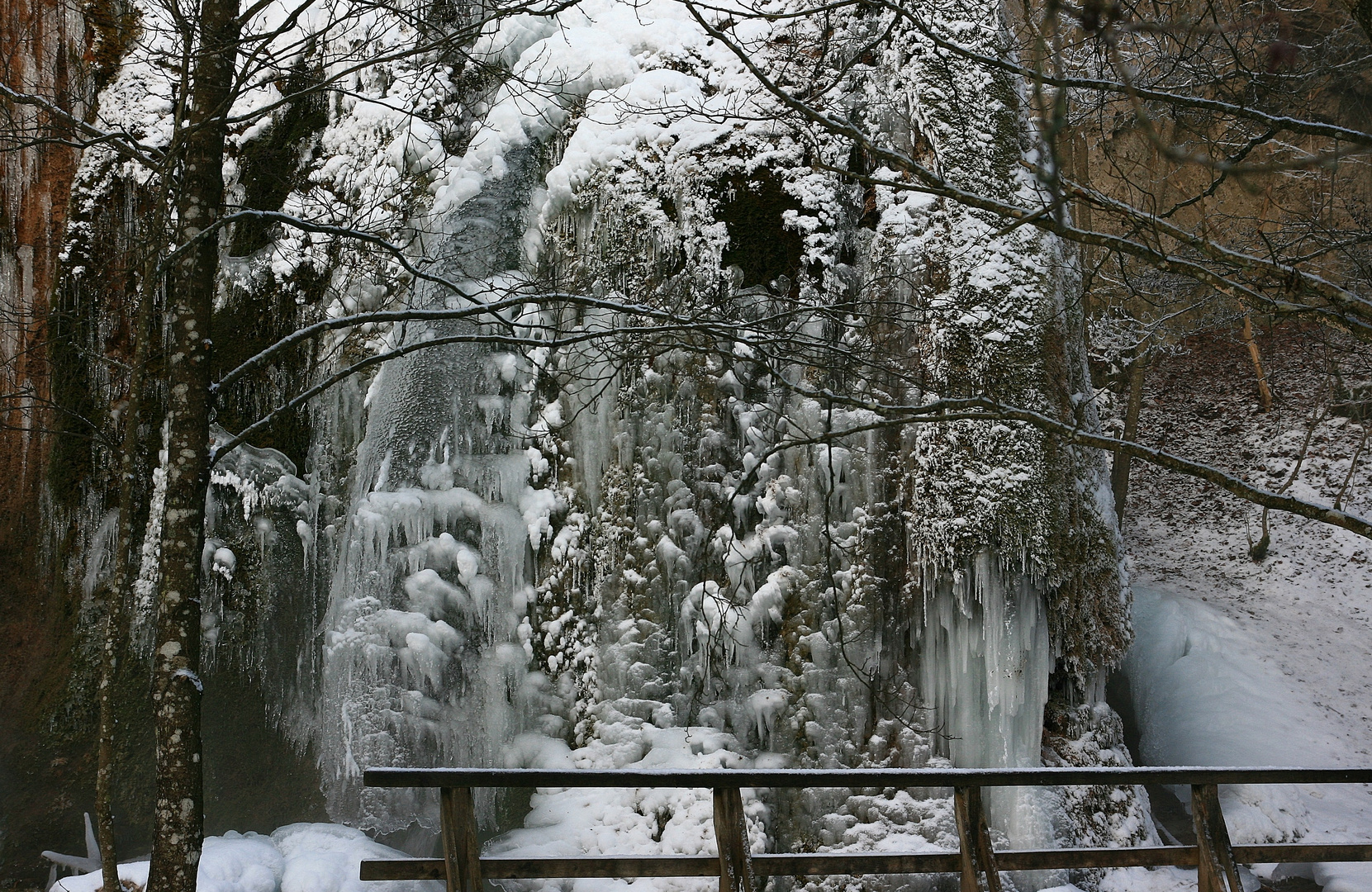 10225 Wasserfall Dreimühlen im Eismantel III