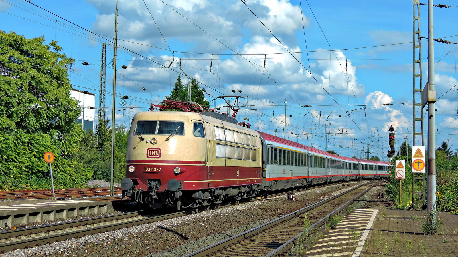 103 113-7 aus Richtung Mannheim in Richtung Mainz mit Wagen der ÖBB