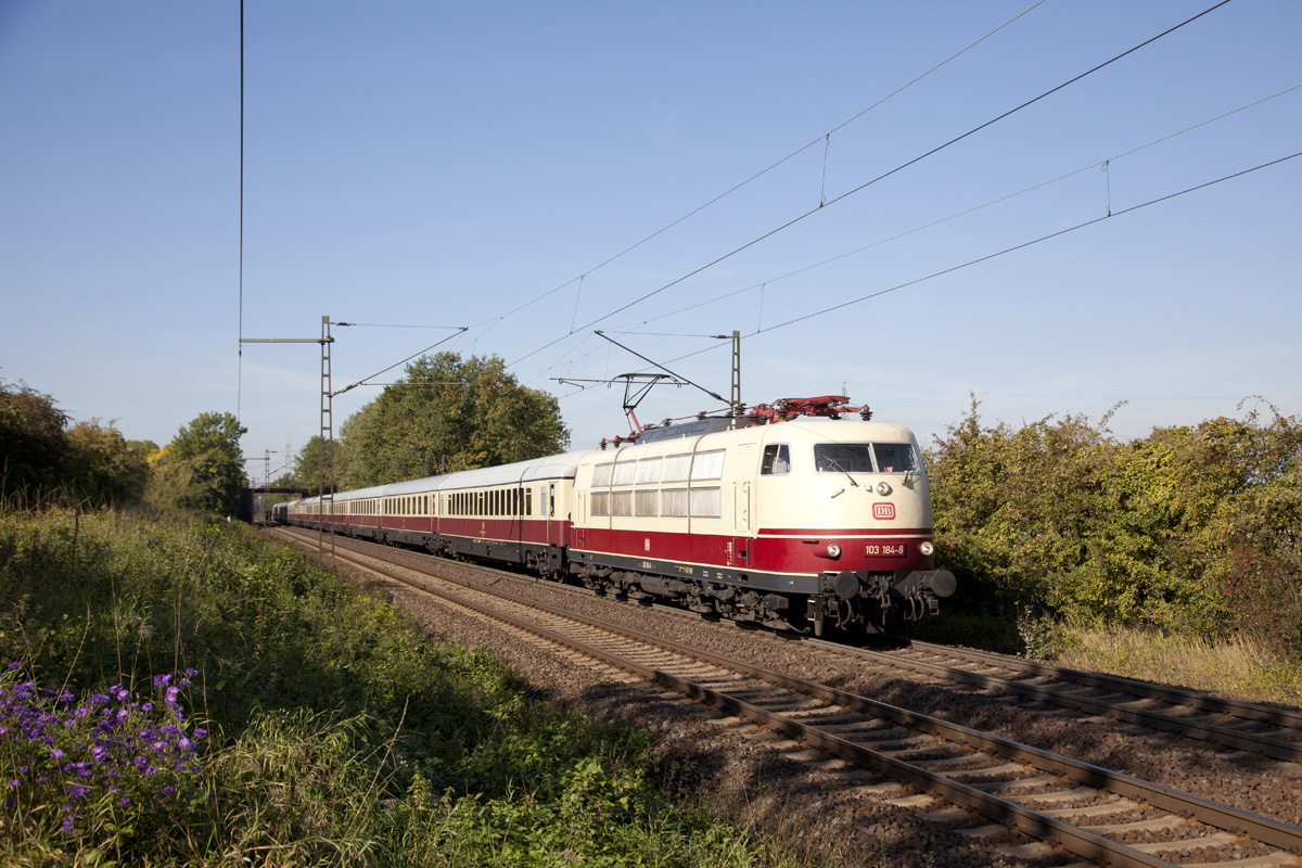 103 184 mit ihrem TEE Rheingold auf dem Gegengleis...