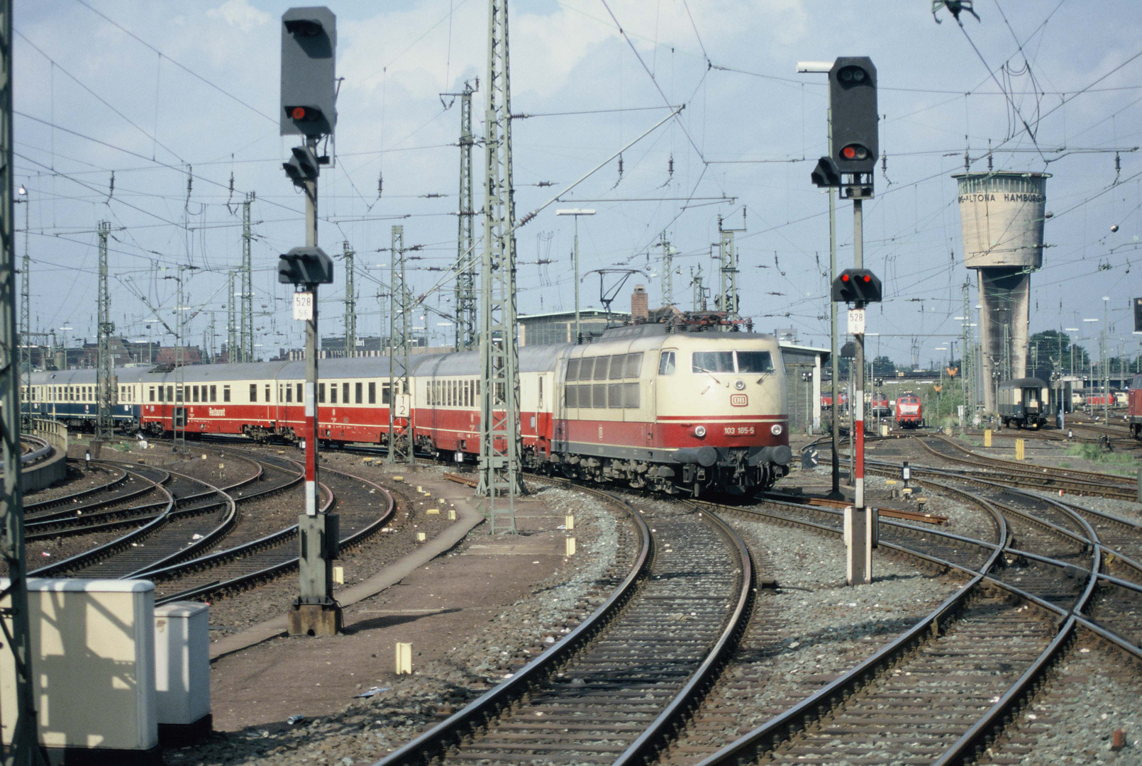103 185-5 mit IC 687 „Karwendel“ Köln  – Hamburg Altona fährt in seinen Zielbahnhof ein.