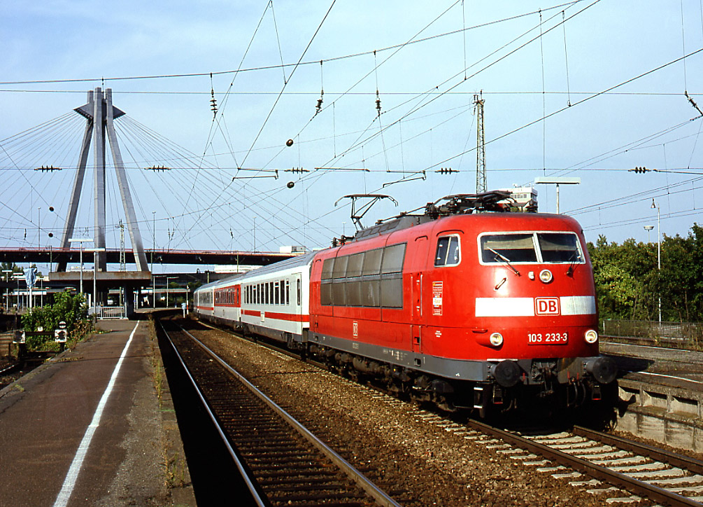 103 233 in Ludwigshafen Hbf.