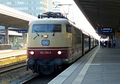 103 235-8 in Essen Hbf - 1