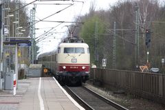 103 235-8 mit IC 2417 bei der Durchfahrt in Tornesch , am 1.4.12