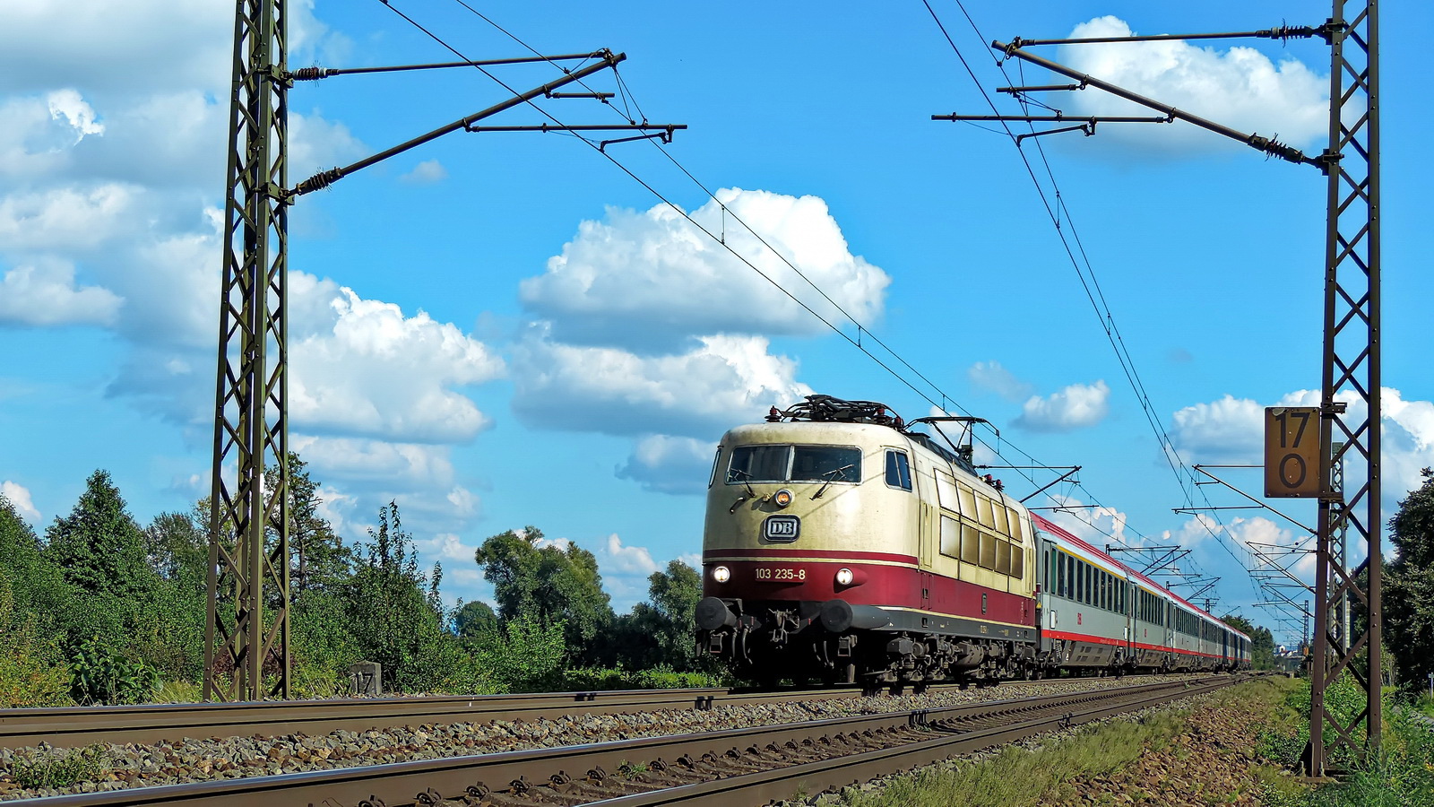 103 235-8 mit Wagen der ÖBB