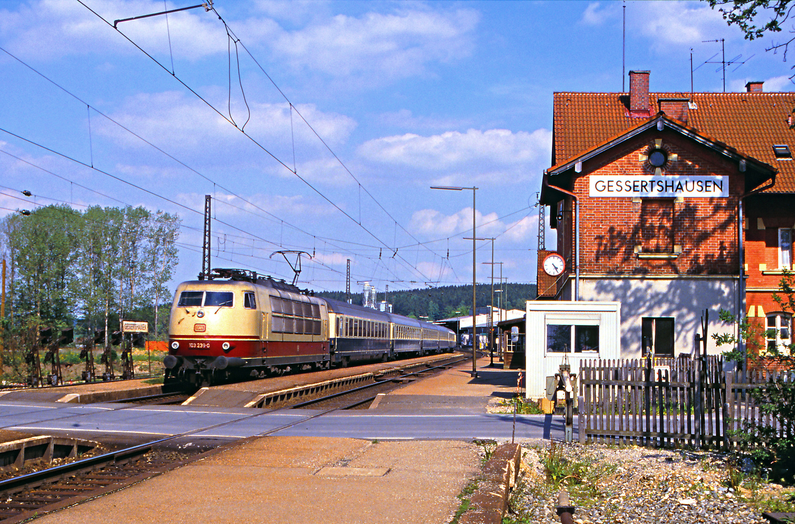 103 239-0 mit Intercity am alten Bahnhof von Gessertshausen