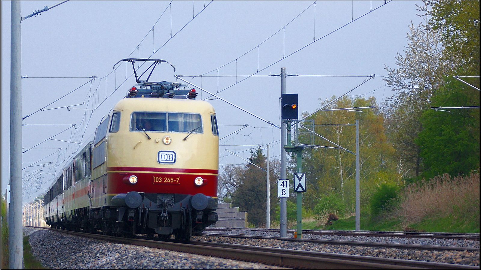 103 245-7 am 02 April 2016 bei Hochdorf Mering Richtung Augsburg