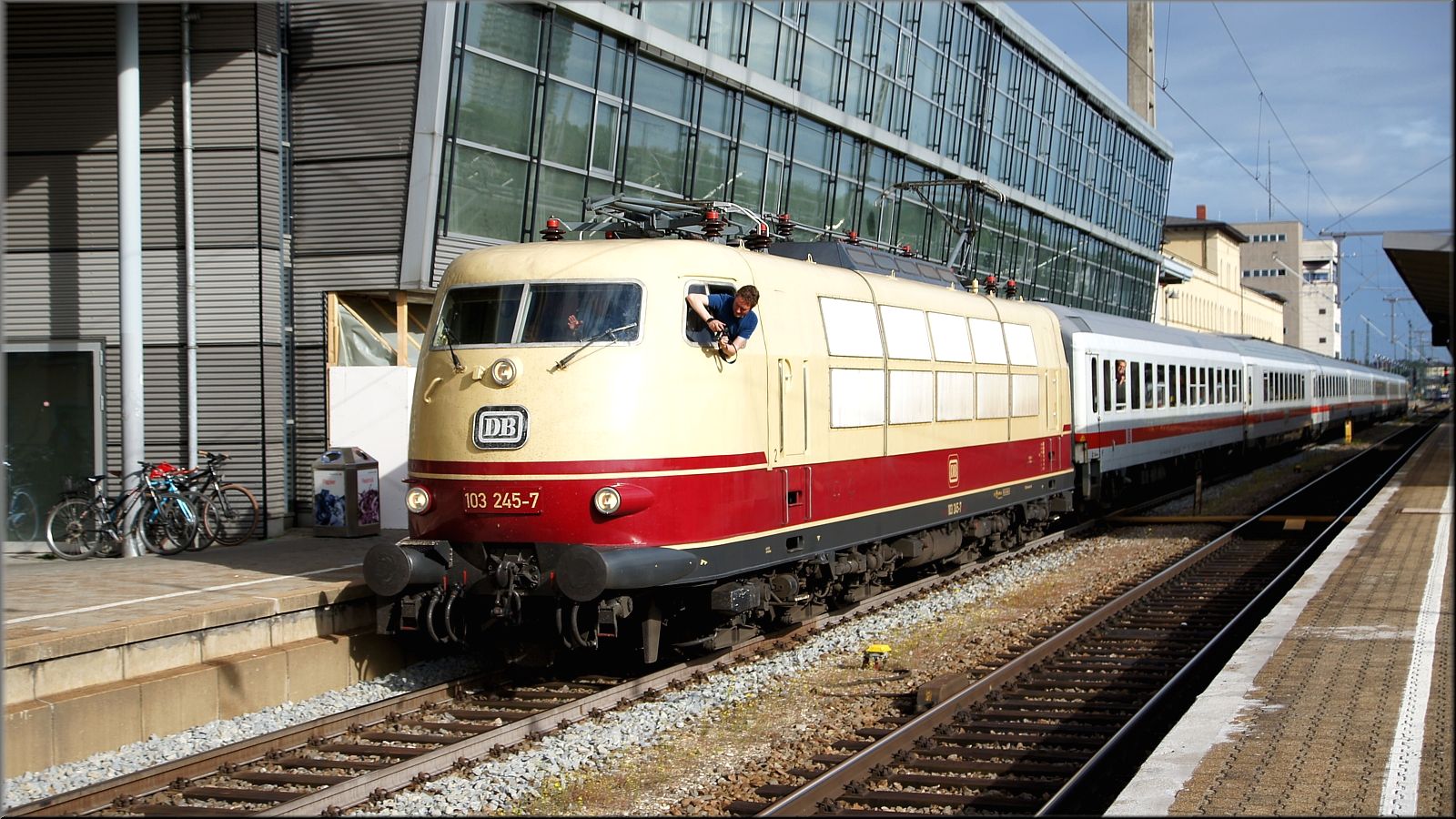 103 245-7 am 10 Mai 2016 im Augsburger Hbf