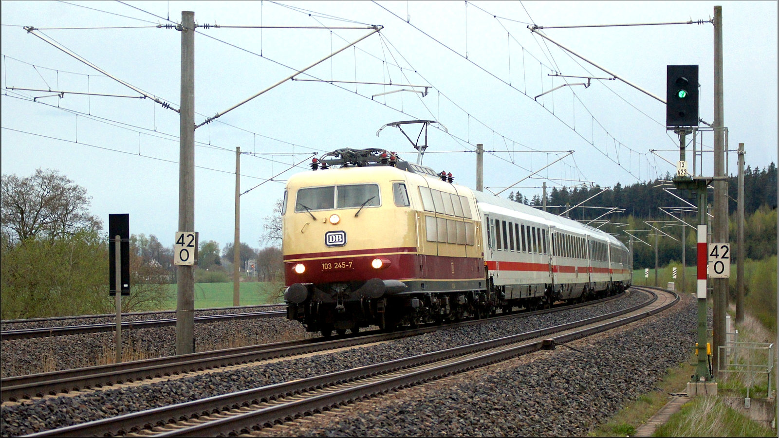 103 245-7 am 15 April 2016 bei Hochdorf Mering Richtung München