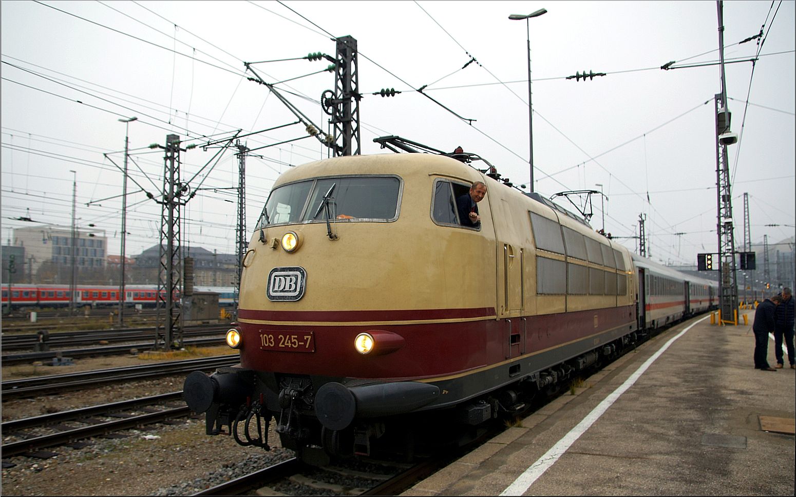 103 245-7 am 29 November 2014 im Münchner Hbf Gleis 10