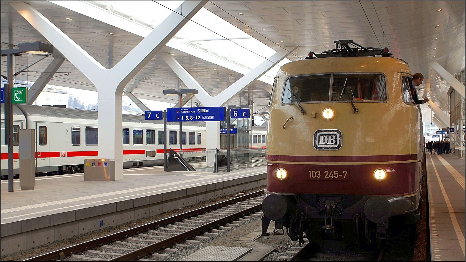 103 245-7 am 29 November 2014 kurz nach der Einfahrt im Salzburger Hbf