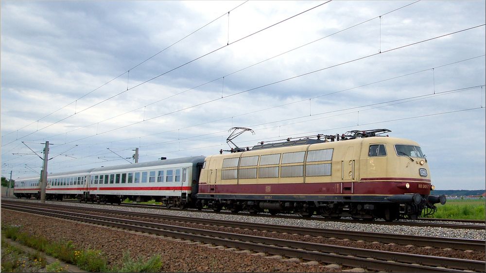 103 245-7 Km/h Speed nach München,in Kissing am 19 Juni 2015