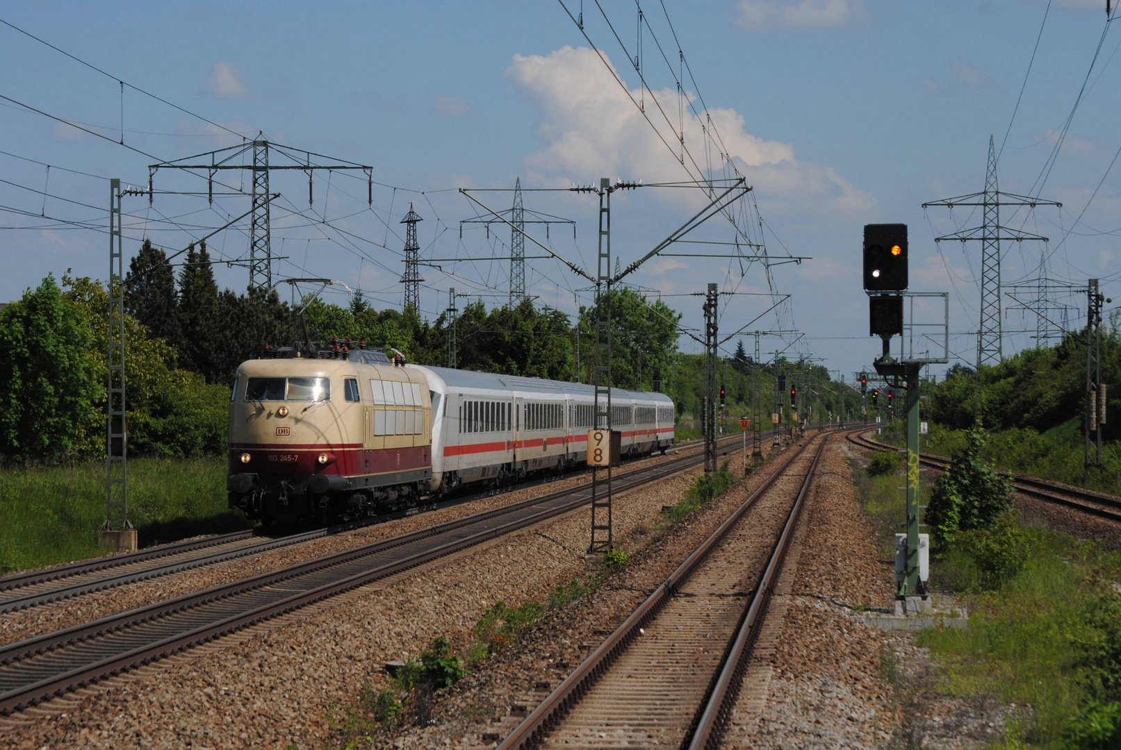 103 245-7 mit dem IC 2206 in Langwied